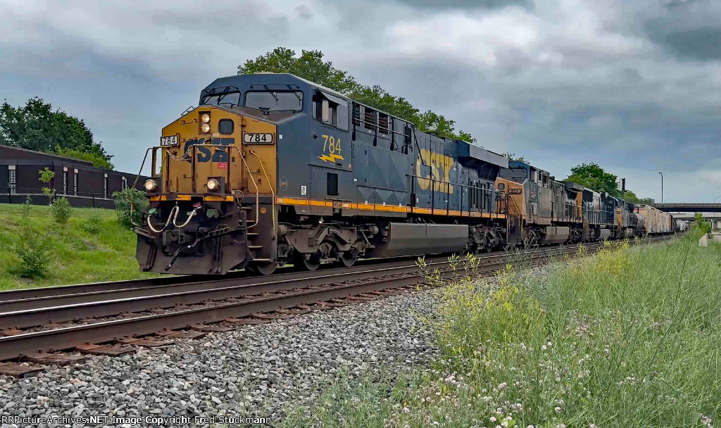 CSX 784 leads M370.